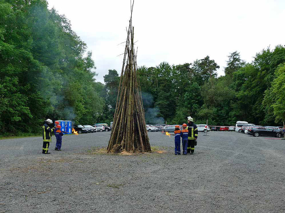 Entzünden des Johannifeuers (Foto: Karl-Franz Thiede)